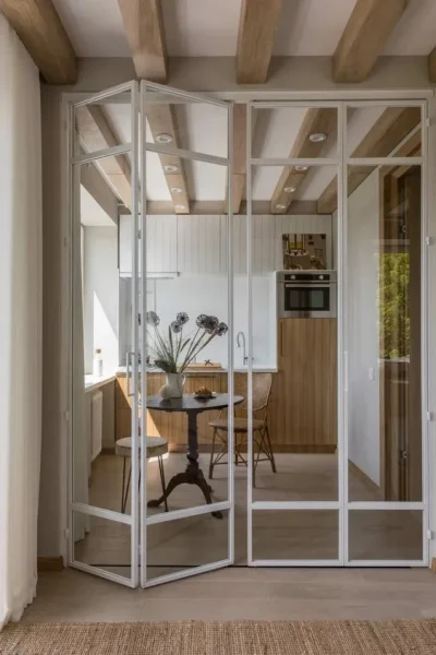 Separación plegable de cristal entre cocina y salón