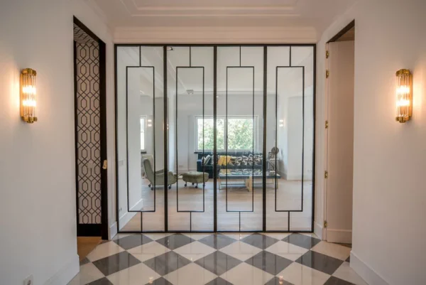 División cocina y salón con puerta abatible de cristal