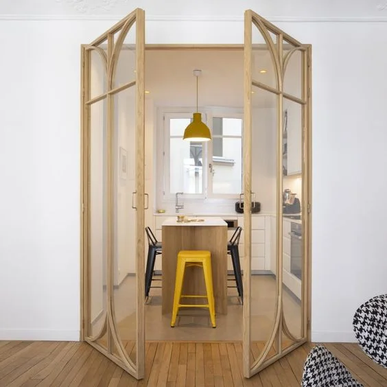 Separador madera y cristal entre cocina y salón