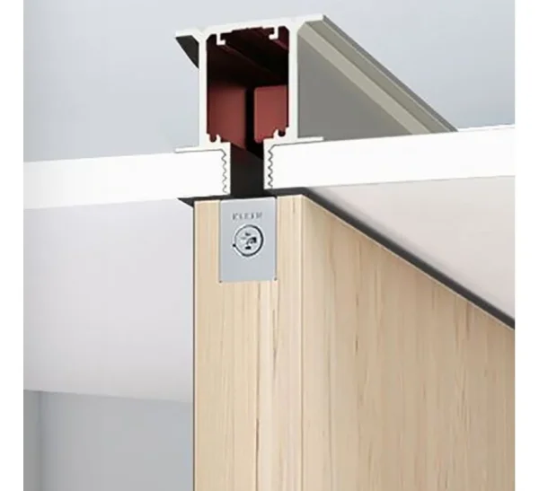 Sistema corredera suelo a techo con cristal para separar cocina y salón